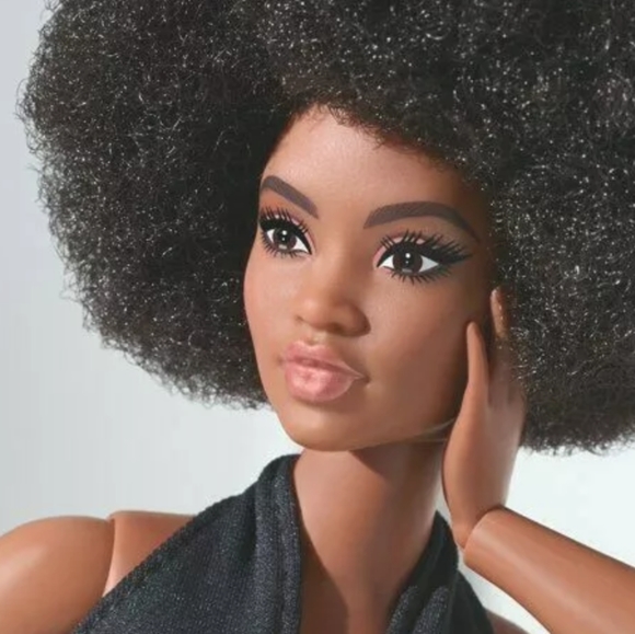 SOLD OUT Barbie Signature Looks Doll - Picture 4 of 13